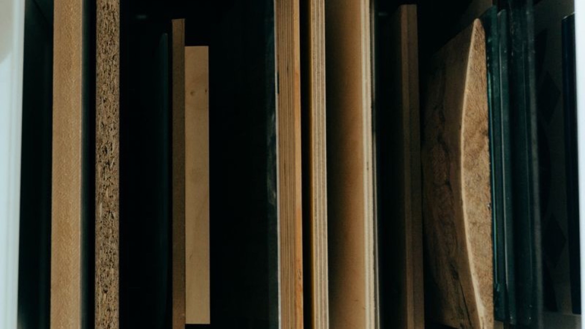 木製のキーホルダーやプレートに彫刻したサンプル